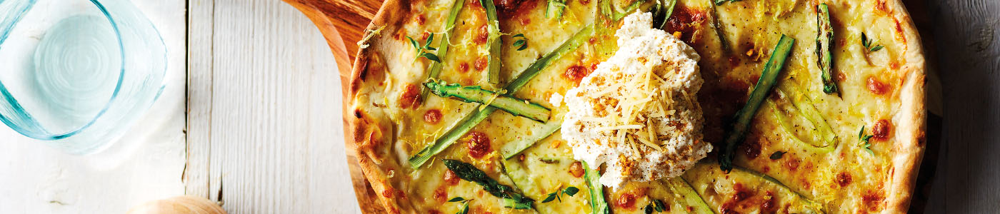 Asparagus pizza with Ricotta